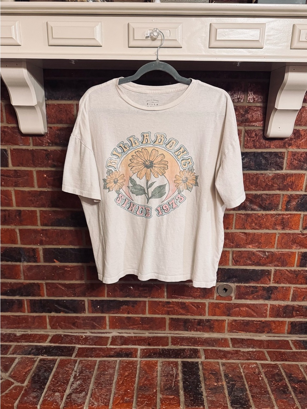 Billabong Women's Cream Graphic Tee - Sz Medium